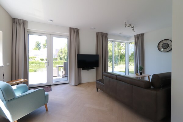 Foto van Privé-bungalow met steiger voor 6 - Vakantiehuis in Makkum - LivingRoom
