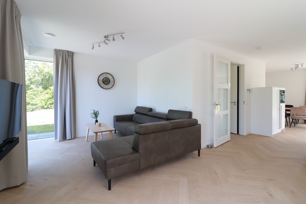 Foto van Privé-bungalow met steiger voor 6 - Vakantiehuis in Makkum - LivingRoom