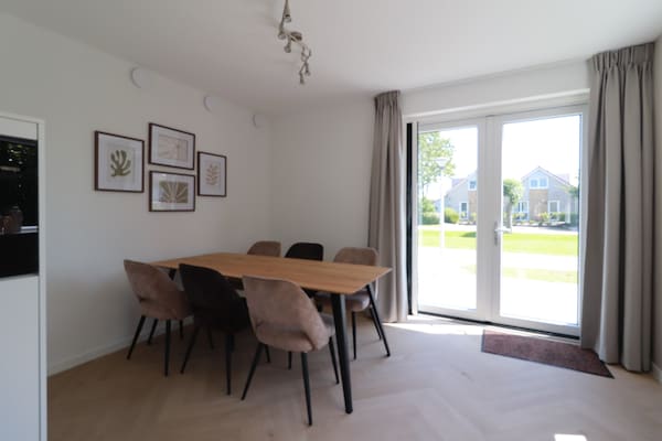 Foto van Privé-bungalow met steiger voor 6 - Vakantiehuis in Makkum - DiningRoom
