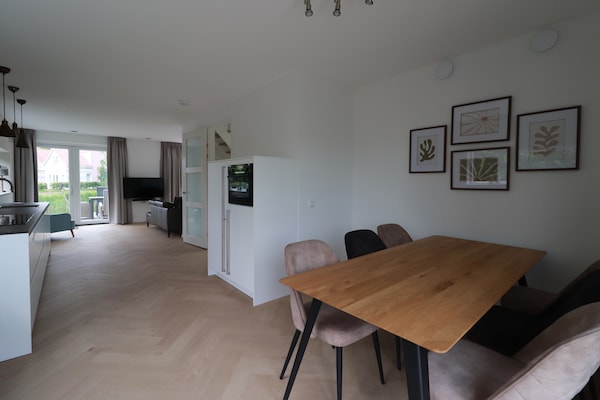 Foto van Privé-bungalow met steiger voor 6 - Vakantiehuis in Makkum - DiningRoom