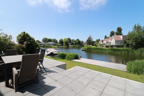 Foto van Privé-bungalow met steiger voor 6 - Vakantiehuis in Makkum - ViewSummer