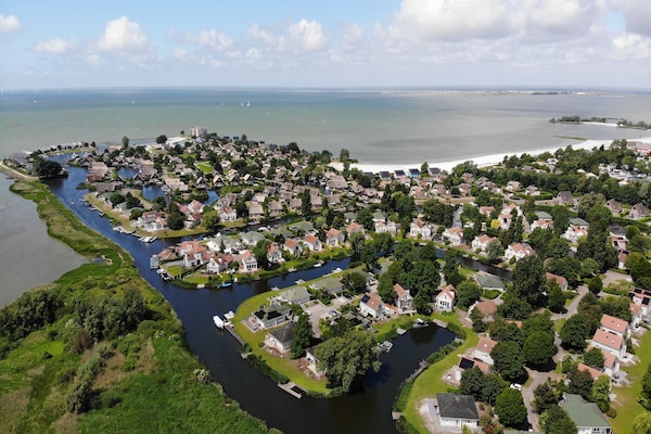 Foto van Privé-bungalow met steiger voor 6 - Vakantiehuis in Makkum - AreaSummer1KM