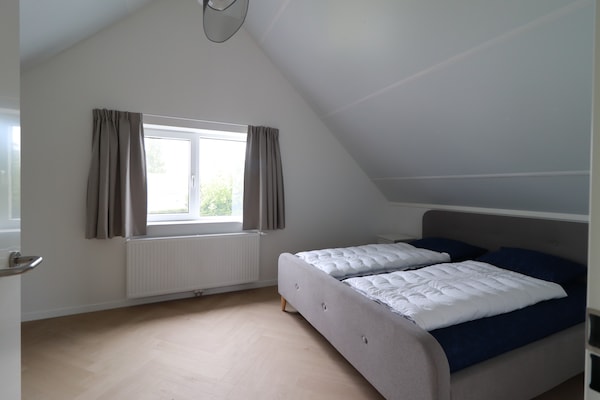 Foto van Privé-bungalow met steiger voor 6 - Vakantiehuis in Makkum - BedRoom
