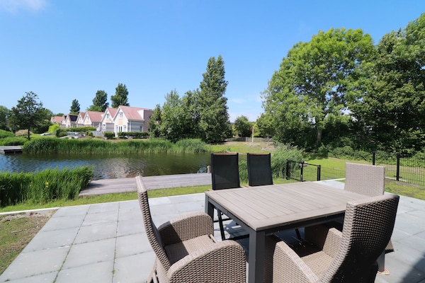 Foto van Privé-bungalow met steiger voor 6 - Vakantiehuis in Makkum - TerraceBalcony