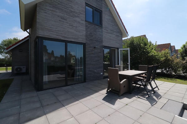 Foto van Privé-bungalow met steiger voor 6 - Vakantiehuis in Makkum - TerraceBalcony