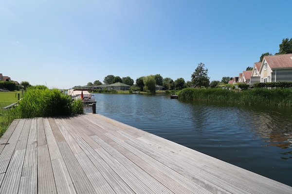 Foto van Privé-bungalow met steiger voor 6 - Vakantiehuis in Makkum - ViewSummer