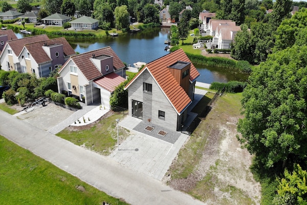 Foto van Privé-bungalow met steiger voor 6 - Vakantiehuis in Makkum - ExteriorSummer
