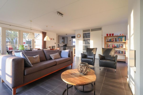Foto van Sfeervolle duinvilla met sauna - Vakantiehuis in Makkum - LivingRoom