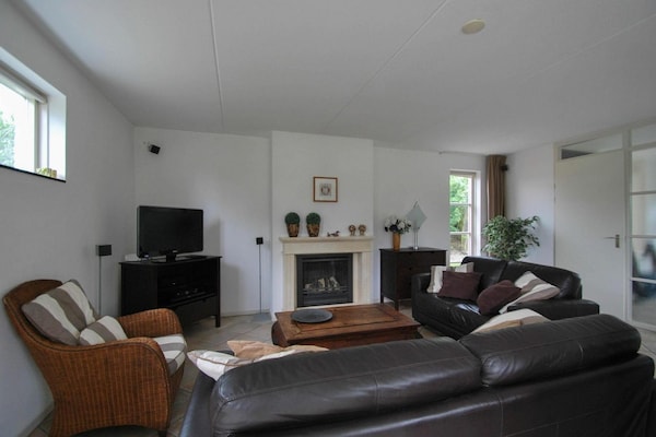 Foto van Sfeervolle duinvilla met sauna - Vakantiehuis in Makkum - LivingRoom
