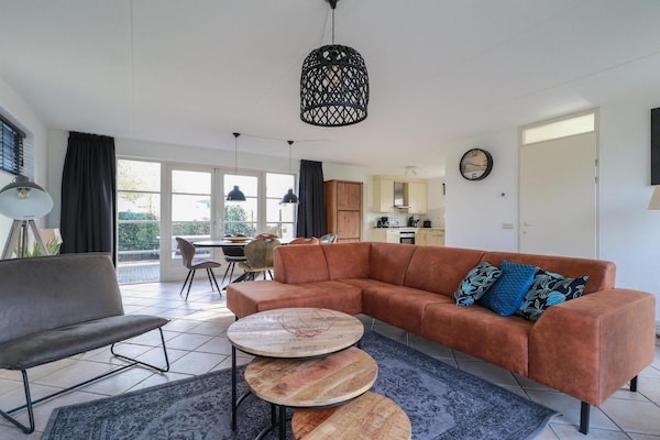 Foto van Sfeervolle duinvilla met sauna - Vakantiehuis in Makkum - LivingRoom
