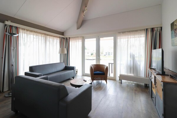 Foto van Premium wellnessvilla aan het water - Vakantiehuis in Makkum - LivingRoom