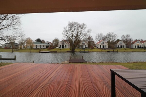 Foto van Premium wellnessvilla aan het water - Vakantiehuis in Makkum - ViewSummer