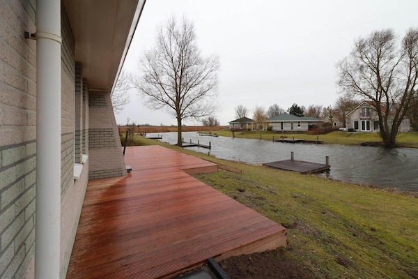 Foto van Premium wellnessvilla aan het water - Vakantiehuis in Makkum - TerraceBalcony