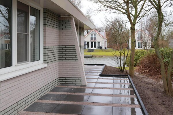 Foto van Premium wellnessvilla aan het water - Vakantiehuis in Makkum - GardenSummer