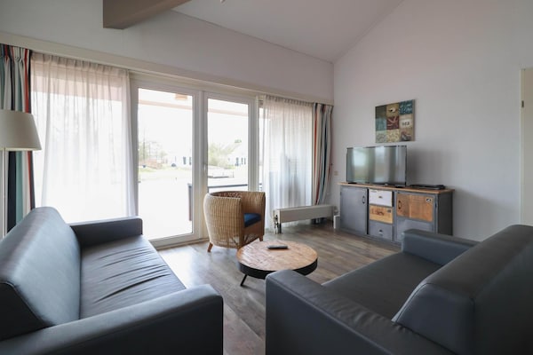 Foto van Premium wellnessvilla aan het water - Vakantiehuis in Makkum - LivingRoom