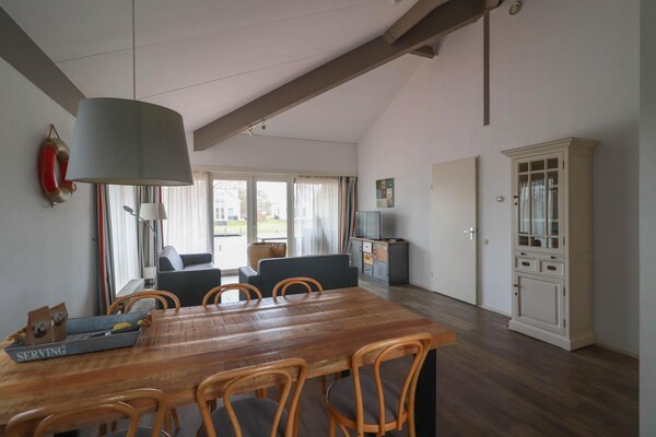 Foto van Premium wellnessvilla aan het water - Vakantiehuis in Makkum - DiningRoom