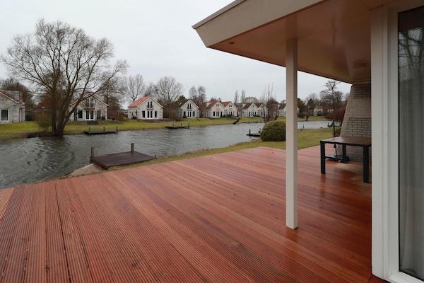 Foto van Premium wellnessvilla aan het water - Vakantiehuis in Makkum - TerraceBalcony