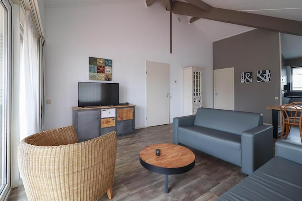Foto van Premium wellnessvilla aan het water - Vakantiehuis in Makkum - LivingRoom