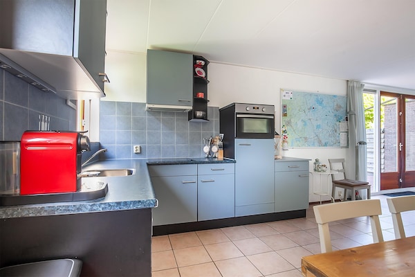 Foto van Twee vakantiehuizen tegenover elkaar - Vakantiehuis in grou - Kitchen