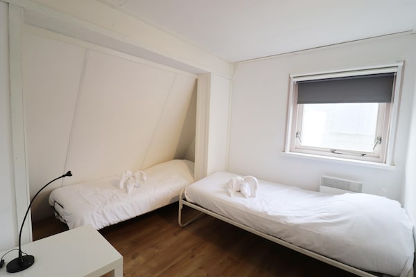 Foto van Twee vakantiehuizen tegenover elkaar - Vakantiehuis in grou - BedRoom