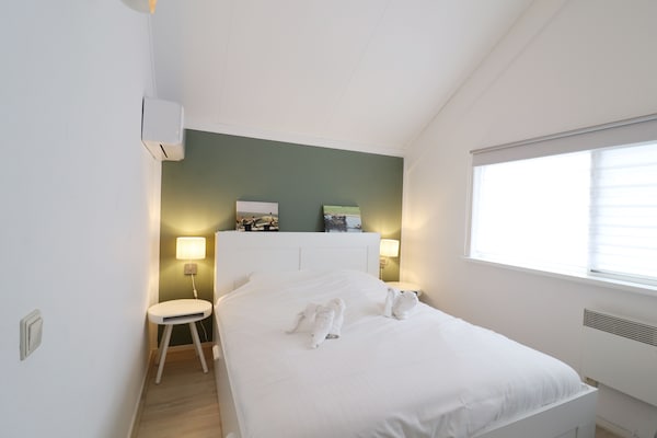 Foto van Twee vakantiehuizen tegenover elkaar - Vakantiehuis in grou - BedRoom