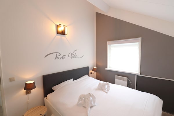 Foto van Twee vakantiehuizen tegenover elkaar - Vakantiehuis in grou - BedRoom