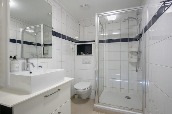 Foto van Twee vakantiehuizen tegenover elkaar - Vakantiehuis in grou - BathRoom
