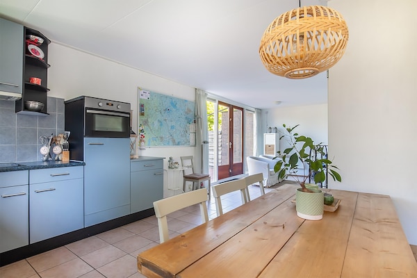 Foto van Twee vakantiehuizen tegenover elkaar - Vakantiehuis in grou - DiningRoom