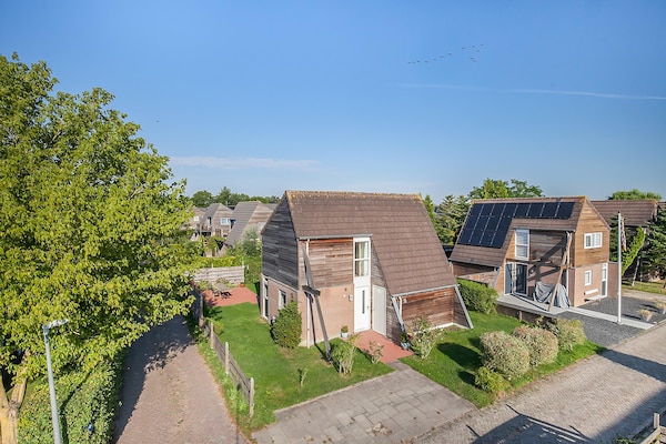 Foto van Twee vakantiehuizen tegenover elkaar - Vakantiehuis in grou - ExteriorSummer