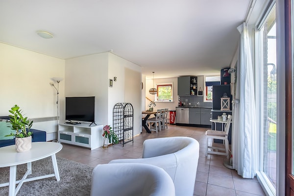 Foto van Twee vakantiehuizen tegenover elkaar - Vakantiehuis in grou - LivingRoom