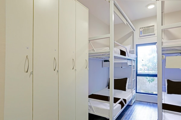 Foto van Trendy gemengd slaapverblijf voor Makati Nights - Vakantiehuis in Makati City - BedRoom