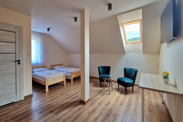 Foto van Vakantiehuis Wiśniowa met Zwembad en Bergen - Vakantiehuis in Iwierzyce - BedRoom