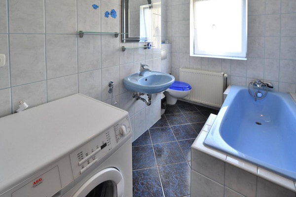 Foto van Grote, comfortabele villa met een eigen tuin. - Vakantiehuis in Ustronie Morskie - BathRoom