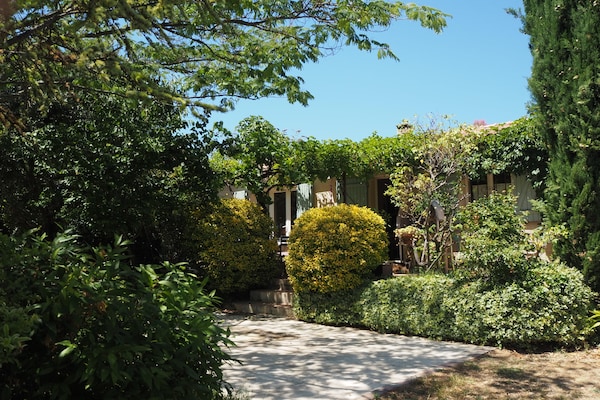 Foto van Gezellig vakantiehuis met zwembad, Vernègues - Vakantiehuis in Vernègues - ExteriorSummer