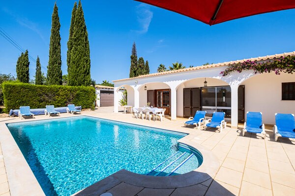 Foto van Villa in Albufeira met zwembad en barbecueplaats - Vakantiehuis in  - Untagged