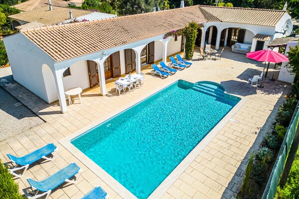 Foto van Villa in Albufeira met zwembad en barbecueplaats - Vakantiehuis in  - Untagged