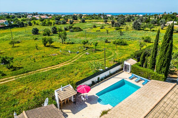 Foto van Villa in Albufeira met zwembad en barbecueplaats - Vakantiehuis in  - Untagged