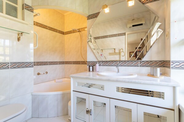 Foto van Privéverblijf in Sintra met bar en tuin - Vakantiehuis in Colares - BathRoom
