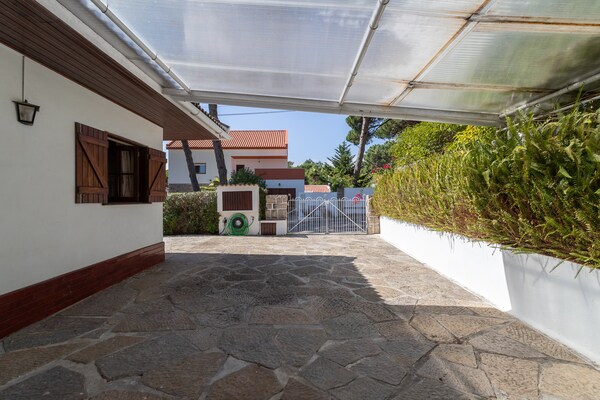 Foto van Privéverblijf in Sintra met bar en tuin - Vakantiehuis in Colares - Garage