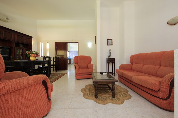 Foto van Villa in rustieke stijl met prive zwembad - Vakantiehuis in Vilamoura - LivingRoom