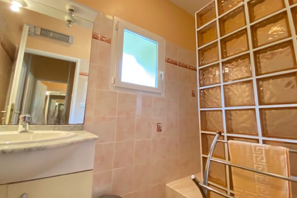 Foto van Twee-onder-een-kap woning op een wijngaard, Talais - BathRoom