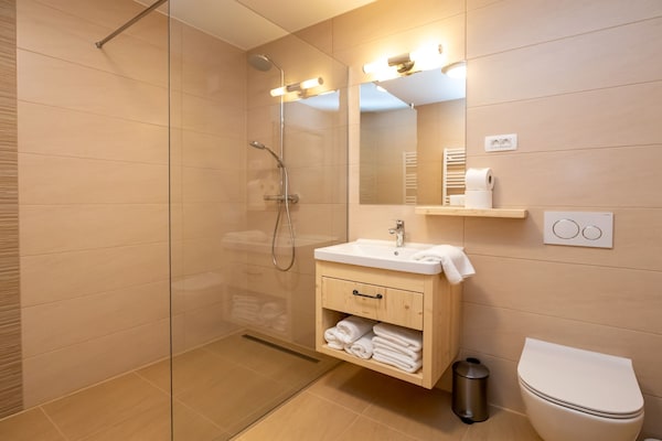 Foto van The Woodland Nook Apartments Bohinj - Two Bedroom Apartment with Balcony - BathRoom