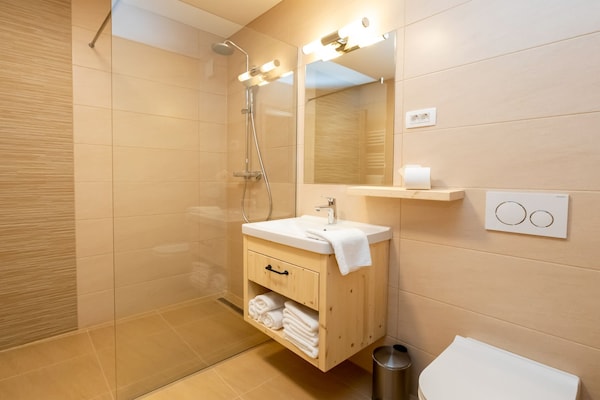 Foto van The Woodland Nook Apartments Bohinj - Standard Two Bedroom Apartment with Balcony - BathRoom