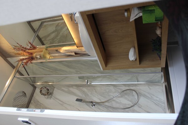 Foto van The Seaborn Residence - Two Bedroom Floating House - BathRoom