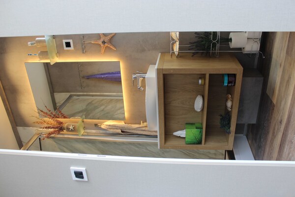 Foto van The Seaborn Residence - Two Bedroom Floating House - BathRoom