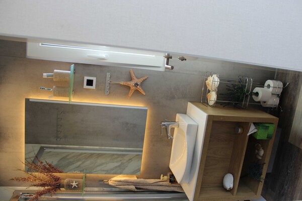 Foto van The Seaborn Residence - Two Bedroom Floating House - BathRoom