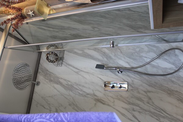 Foto van The Seaborn Residence - Two Bedroom Floating House - BathRoom