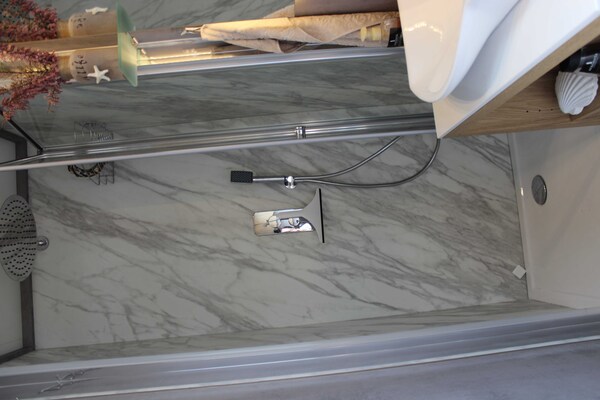Foto van The Seaborn Residence - Two Bedroom Floating House - BathRoom