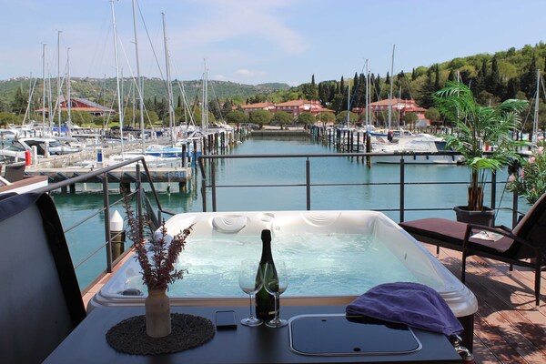 Foto van The Seaborn Residence - Two Bedroom Floating House - Pool