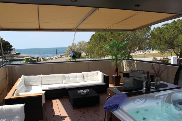 Foto van The Seaborn Residence - Two Bedroom Floating House - terrace